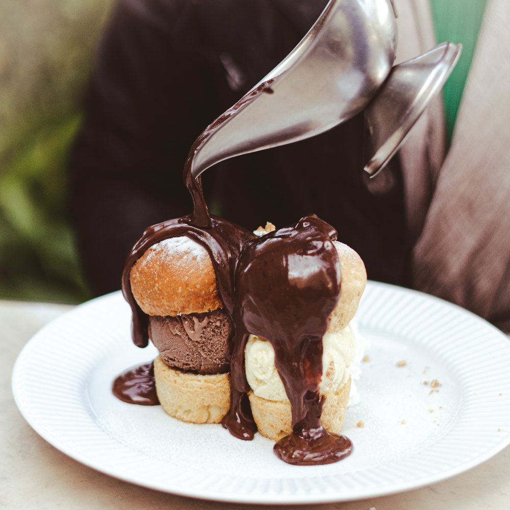Karamelli Profiterol